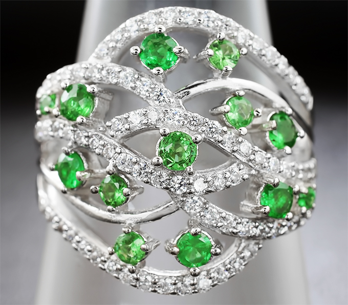 Изысканное серебряное кольцо с цаворитами