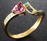 Золотое кольцо с розовым турмалином, австралийскими дублет опалами и бриллиантами Золото