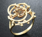 Кольцо, инкрустированное гранатом со сменой цвета Золото