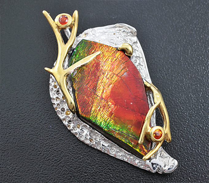 Серебряный кулон с аммолитом аммонита и оранжевыми сапфирами на шнуре