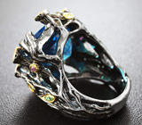 Серебряное кольцо с голубым топазом, разноцветными сапфирами и цаворитами Серебро 925