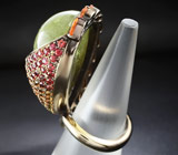 Серебряное кольцо с крупным зеленым гроссуляр гранатом и разноцветными сапфирами Серебро 925
