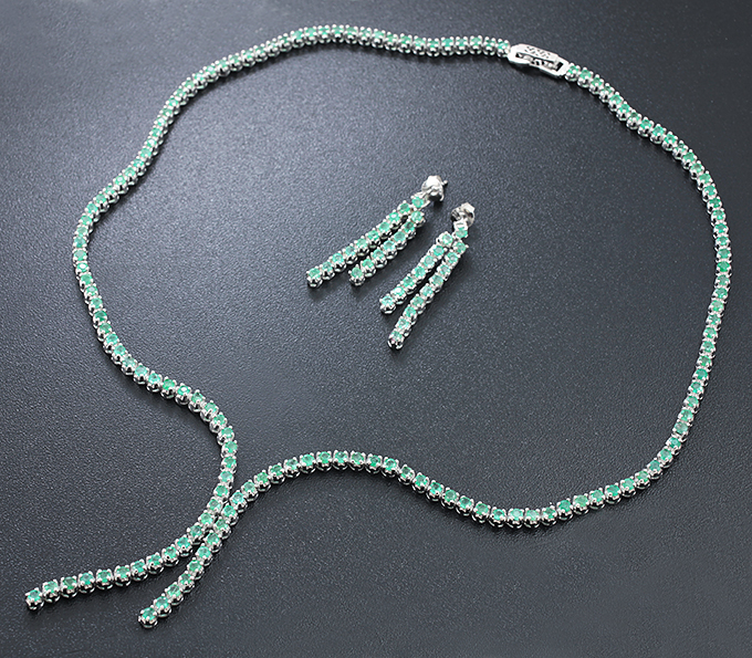 Великолепный серебряный комплект с изумрудами
