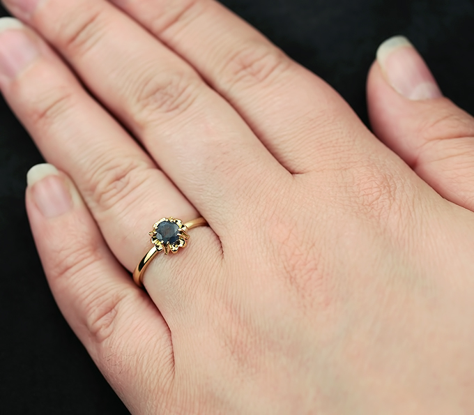 Золотое кольцо с александритом 0,52 карат купить в интернет магазинеСеребряные линии по доступной цене