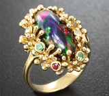 Золотое кольцо с эфиопским черным опалом 3,04 карат, рубинами, цаворитами и бриллиантами Золото