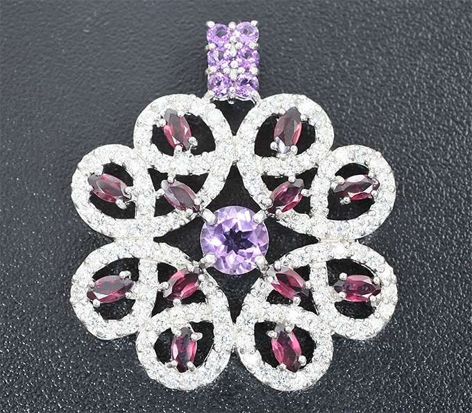 Эффектный серебряный кулон с аметистами и родолитами