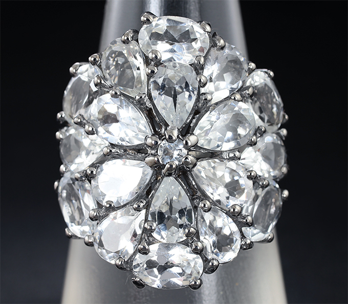 Великолепное серебряное кольцо с бесцветными топазами