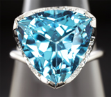 Золотое кольцо с голубым топазом и бриллиантами Золото