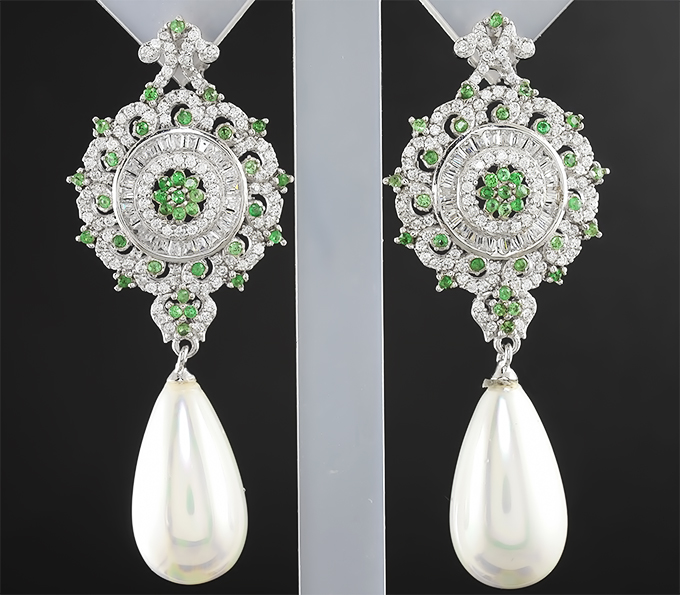 Роскошные серебряные серьги с жемчугом и цаворитами