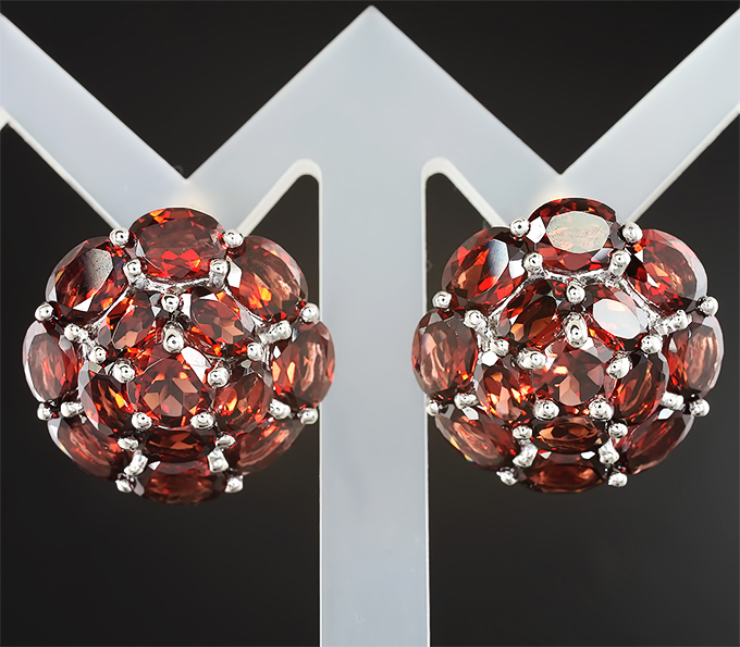 Эффектные серебряные серьги с мозамбикскими гранатами