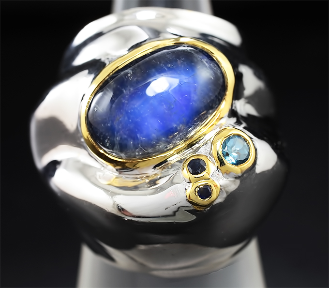 Серебряное кольцо с лабрадоритом, топазом и синими сапфирами