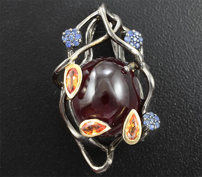 Серебряный кулон с рубином, золотистыми и синими сапфирами на шнуре