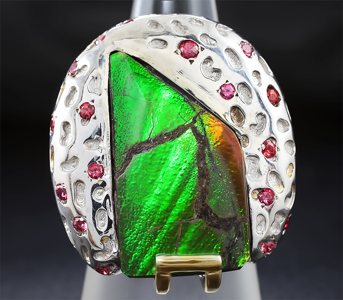 Серебряное кольцо c аммолитом аммонита и сапфирами