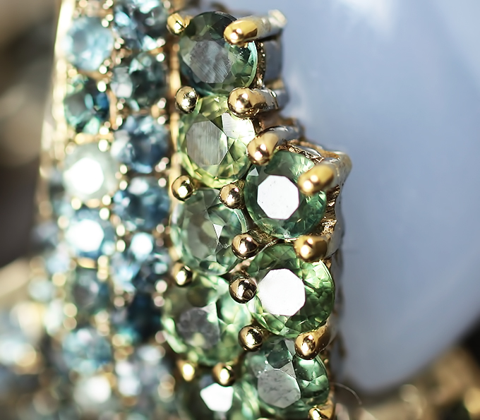 Серебряное кольцо с голубым халцедоном, синими, зелеными и голубыми сапфирами Серебро 925