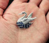 Серебряная брошь «Лебедь» с синими и пурпурным сапфирами Серебро 925