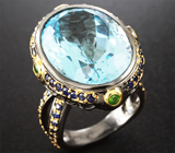 Серебряное кольцо c голубым топазом, синими сапфирами и цаворитами Серебро 925