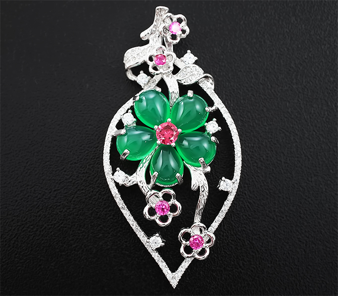 Изысканный серебряный кулон с зелеными агатами