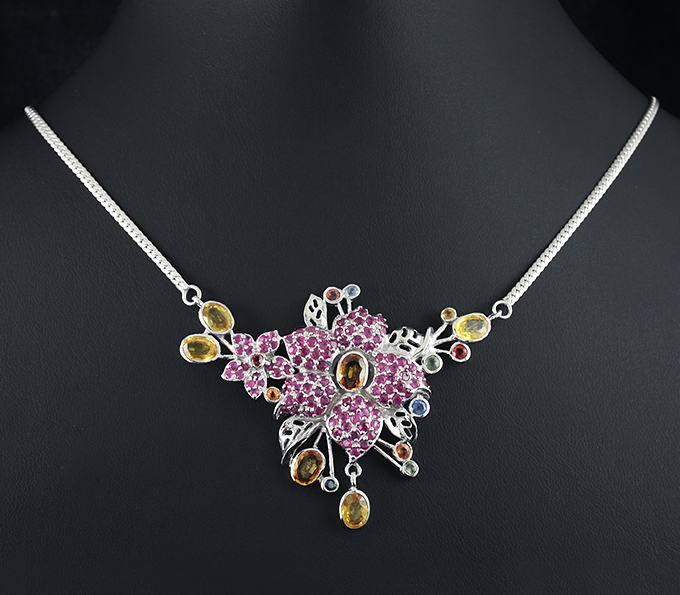 Серебряное колье с разноцветными сапфирами