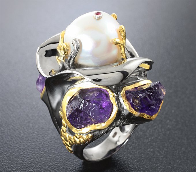 Серебряное кольцо с жемчужиной, рубином и необработанными аметистами