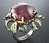 Серебряное кольцо с крупным рубином, синими сапфирами и цаворитами Серебро 925