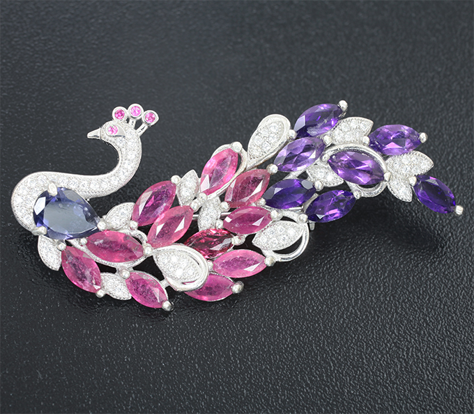 Роскошная серебряная брошь «Павлин» с рубинами, аметистами и иолитом