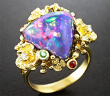 Авторское золотое кольцо с кристаллическим черным опалом, рубинами, цаворитами и бриллиантами Золото