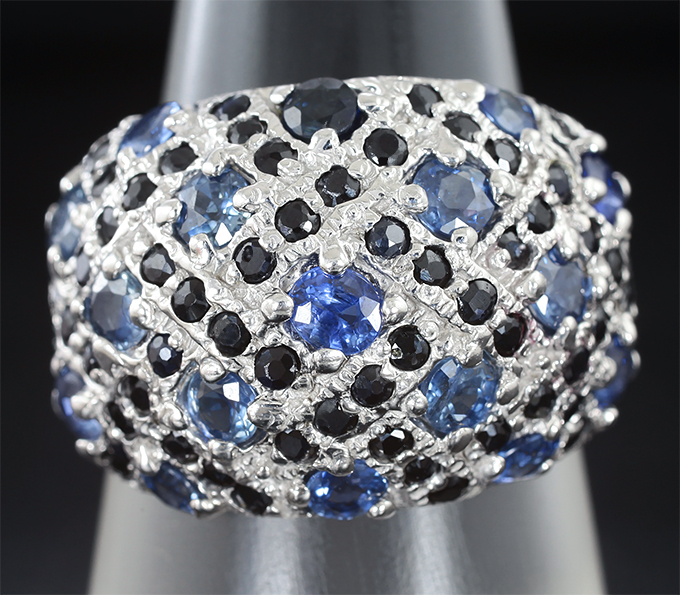 Широкое серебряное кольцо с синими сапфирами