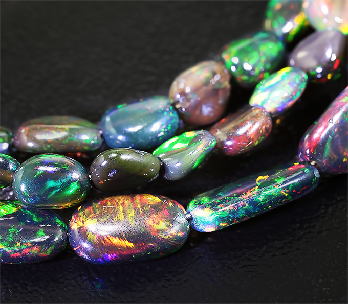 Топовое качество! Колье из 76 кристаллических черных опалов 28,5 карат на струне