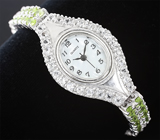 Часы с бесцветными топазами на серебряном браслете с перидотами Серебро 925