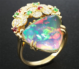 Золотое кольцо с эфиопским опалом, цаворитами, рубинами и бриллиантами Золото