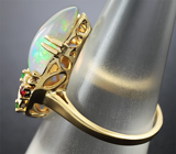 Золотое кольцо с эфиопским опалом, цаворитами, рубинами и бриллиантами Золото