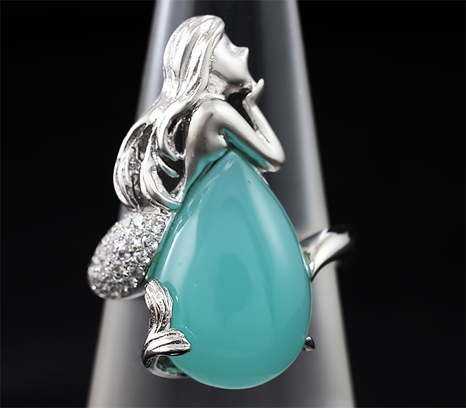 Скульптурное серебряное кольцо «Русалка» с голубым халцедоном