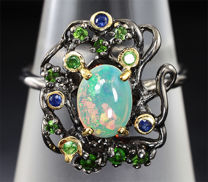 Серебряное кольцо с эфиопским опалом, синими сапфирами и цаворитами