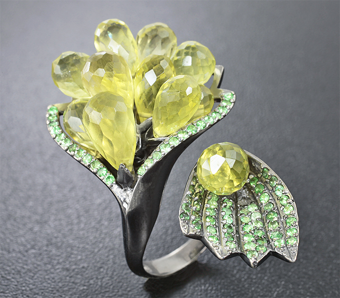 Серебряное кольцо с бриолетами цитринов и цаворитами