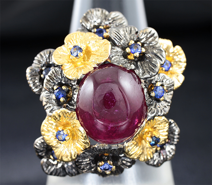 Серебряное кольцо с рубином и синими сапфирами