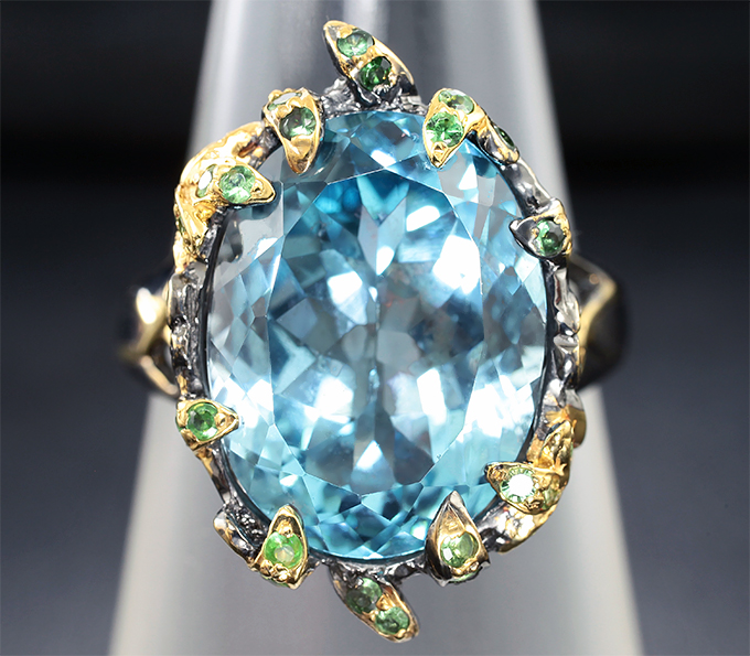 Серебряное кольцо с голубым топазом, синими сапфирами и цаворитами