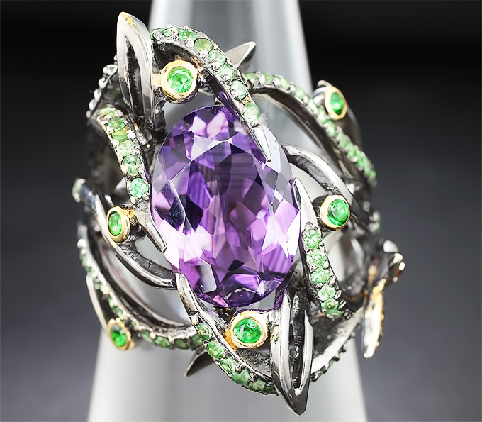 Серебряное кольцо с аметистом и цаворитами