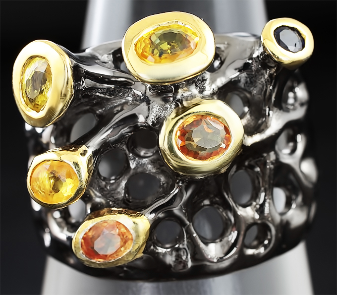 Серебряное кольцо с разноцветными сапфирами