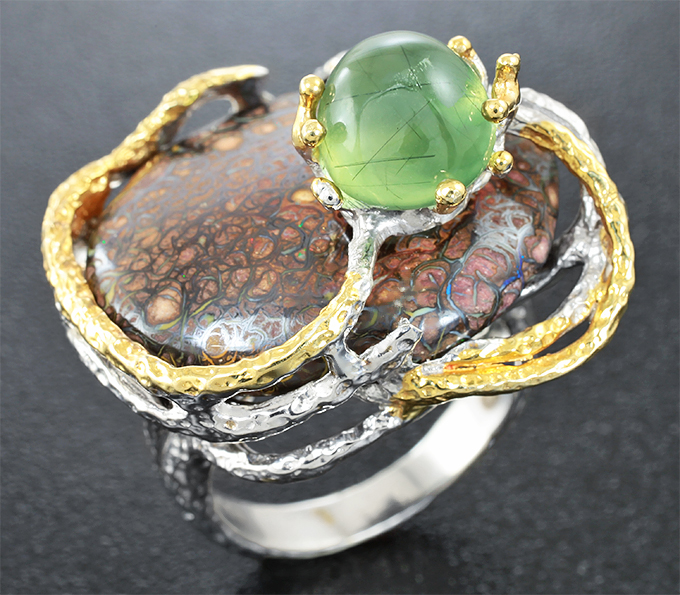 Серебряное кольцо с австралийским болдер опалом и пренитом