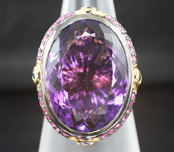 Серебряное кольцо с аметистом, синими и пурпурными сапфирами