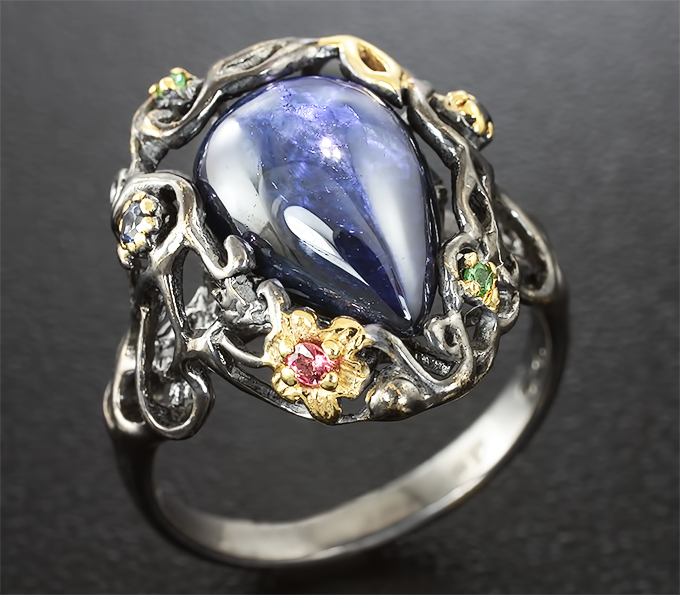 Серебряное кольцо со звездчатым, разноцветными сапфирами и цаворитами