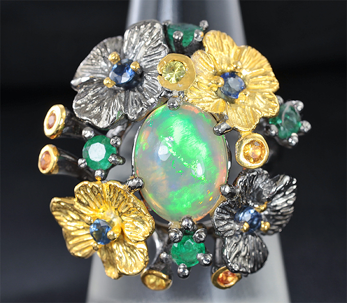 Серебряное кольцо с эфиопским опалом, изумрудами и сапфирами