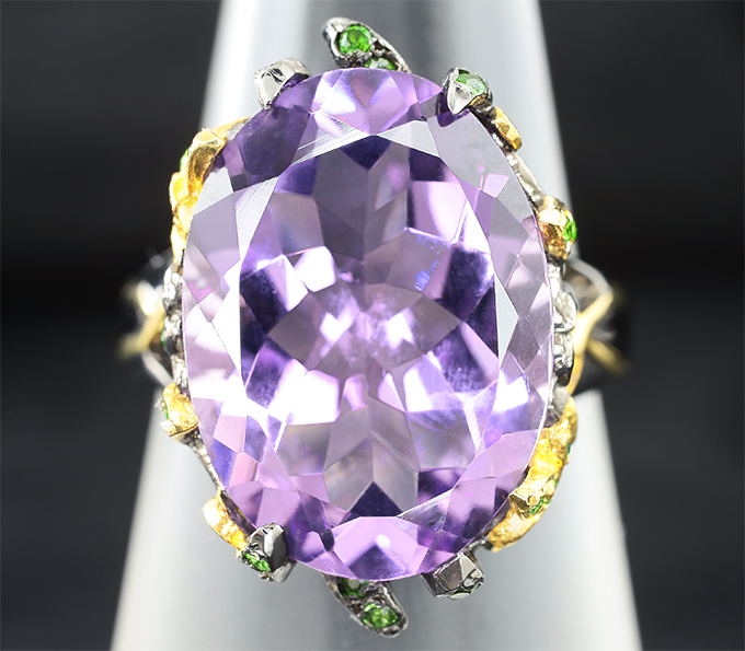 Серебряное кольцо с аметистом и цаворитами