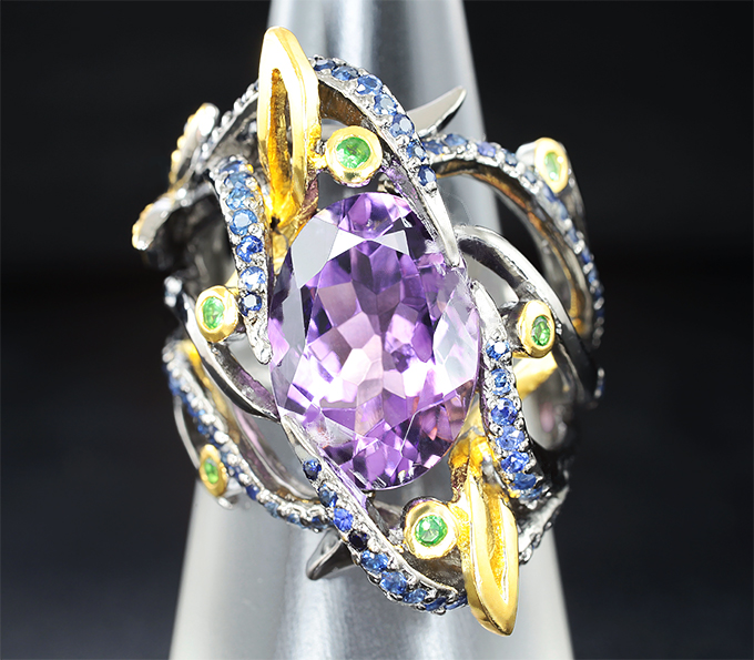 Серебряное кольцо с аметистом, синими сапфирами и цаворитами