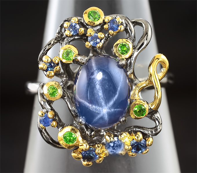 Серебряное кольцо со звездчатым сапфиром и цаворитами