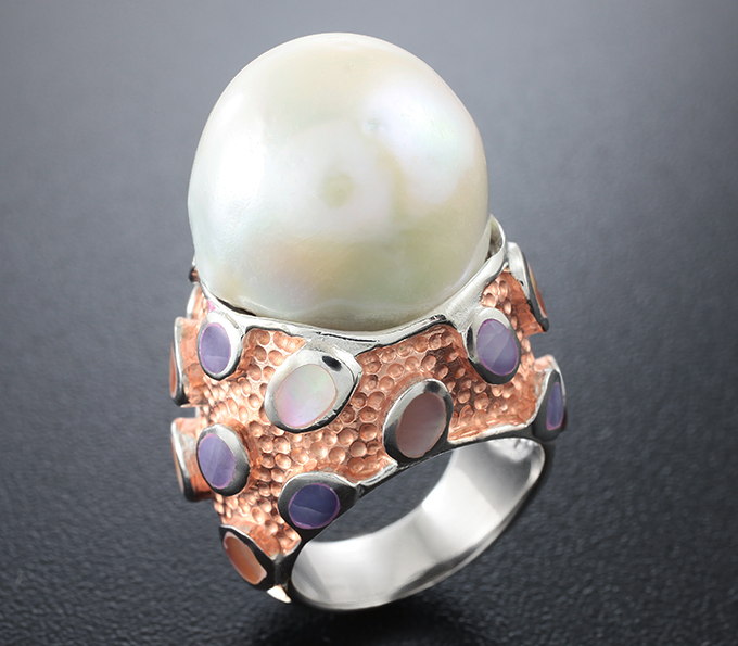 Серебряное кольцо с жемчужиной и перламутром