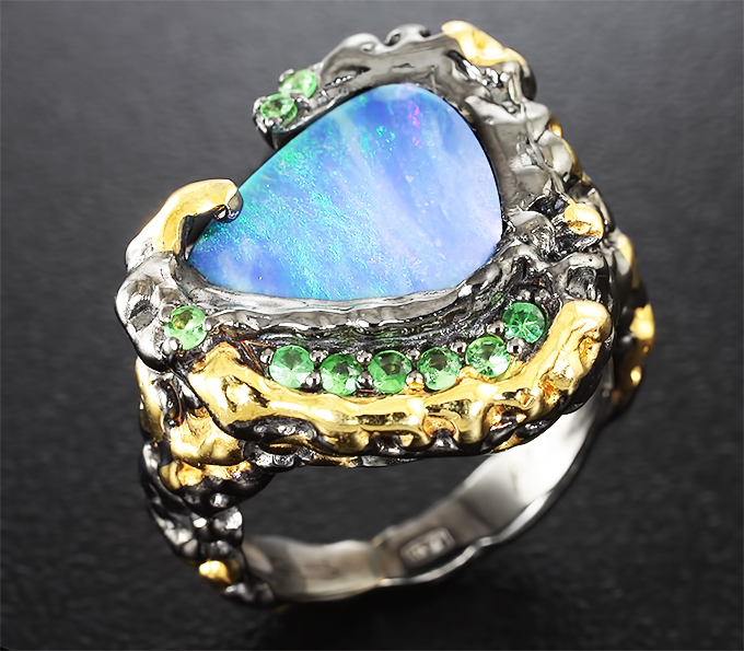 Серебряное кольцо с австралийским дублет опалом и цаворитами