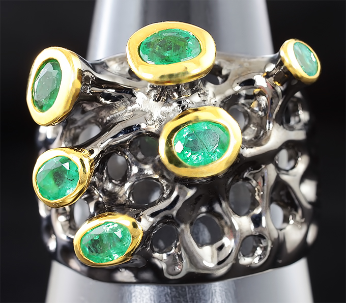 Серебряное кольцо с изумрудами