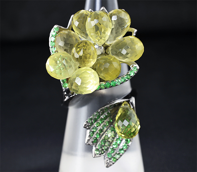 Серебряное кольцо с бриолетами цитринов и цаворитами