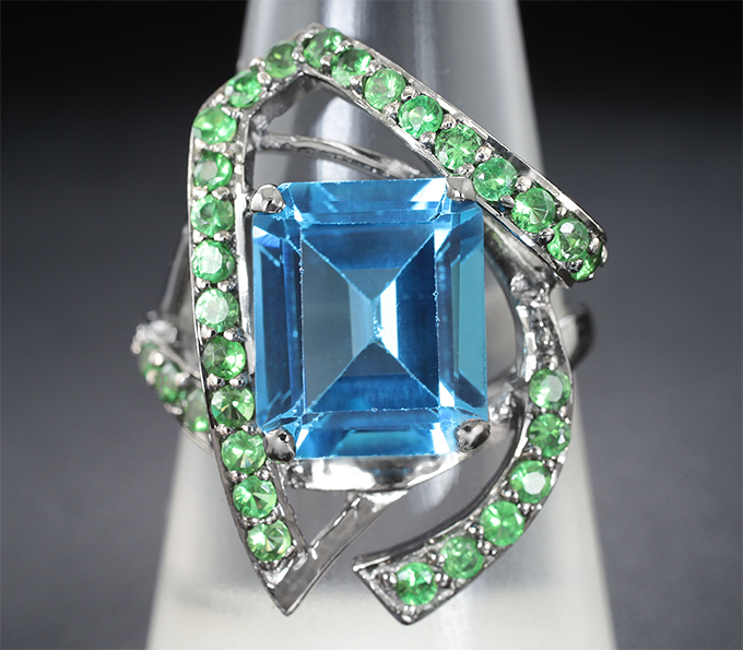 Серебряное кольцо с топазом и цаворитами